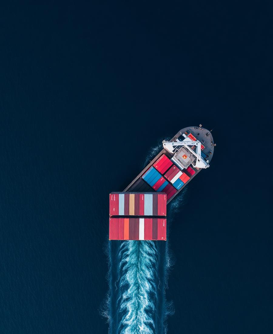 Buque portacontenedores en ruta de comercio internacional